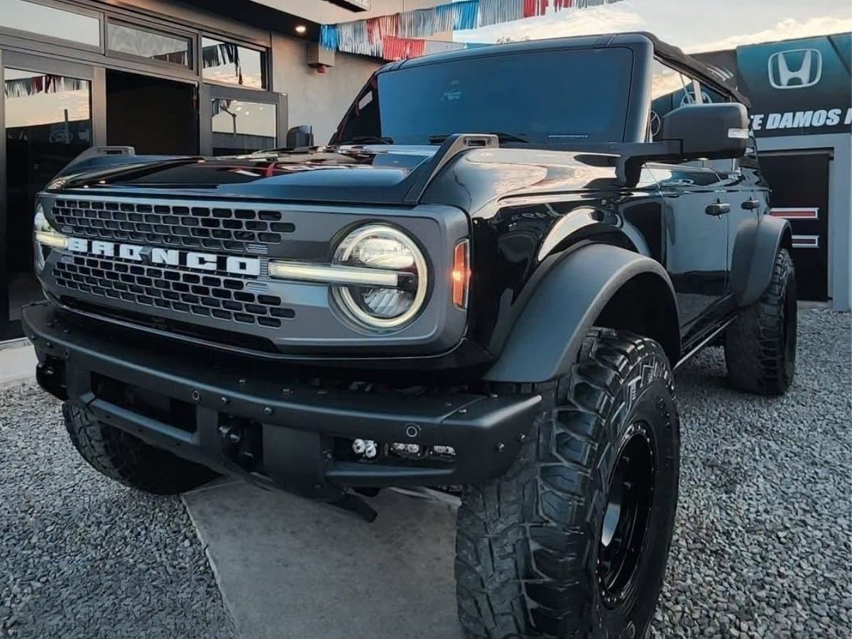 Ford Bronco Badlands Adrenalin 2021 negra vista de frente en el lote de Ixchel's Automotriz