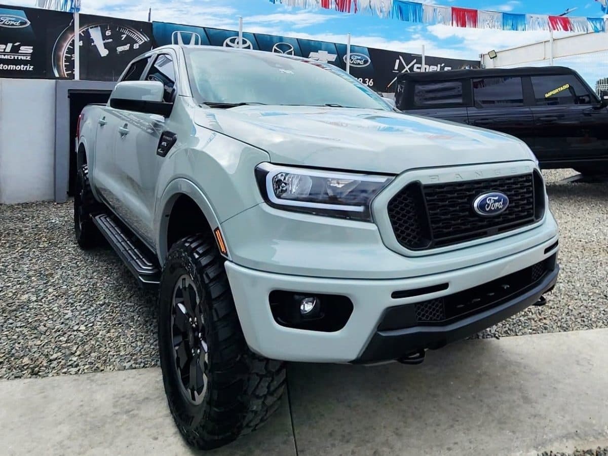 Ford Ranger 2021 gris claro vista de frente en el lote de Ixchel's Automotriz