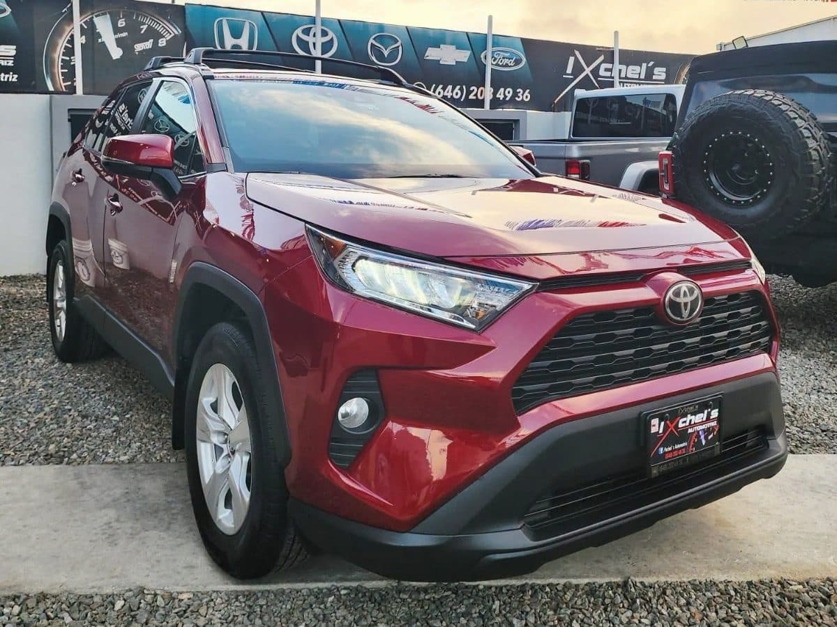 Toyota RAV4 XLE 2020 roja vista de frente en el lote de Ixchel's Automotriz