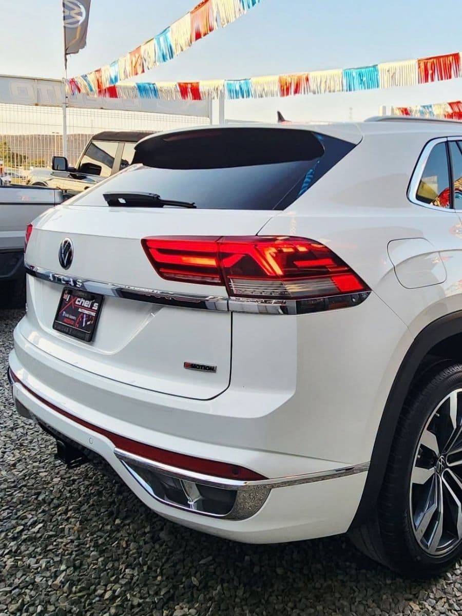 Parte trasera de una Volkswagen Atlas Cross Sport blanca con porta placas de Ixchel's Automotriz